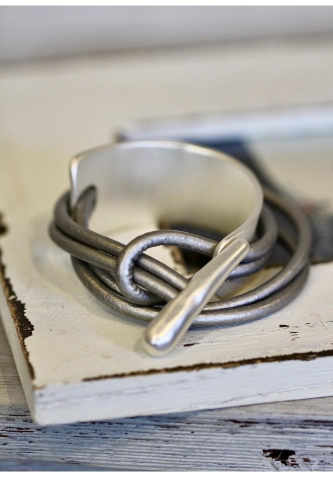 La Muse Toggle Bracelet