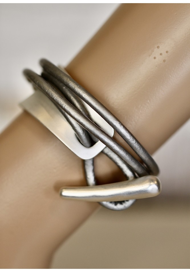 La Muse Toggle Bracelet