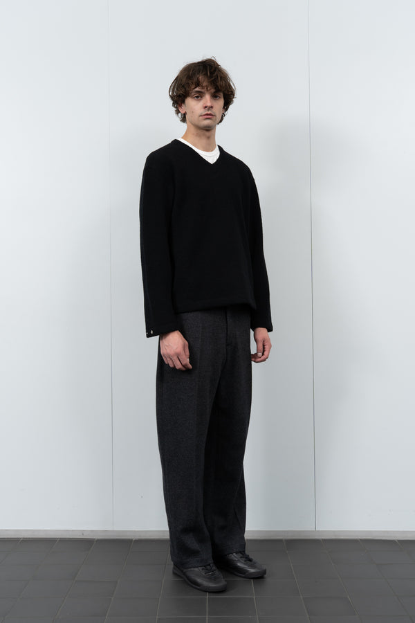 Lady White Co. V NECK SNAP SWEATER - BLACK