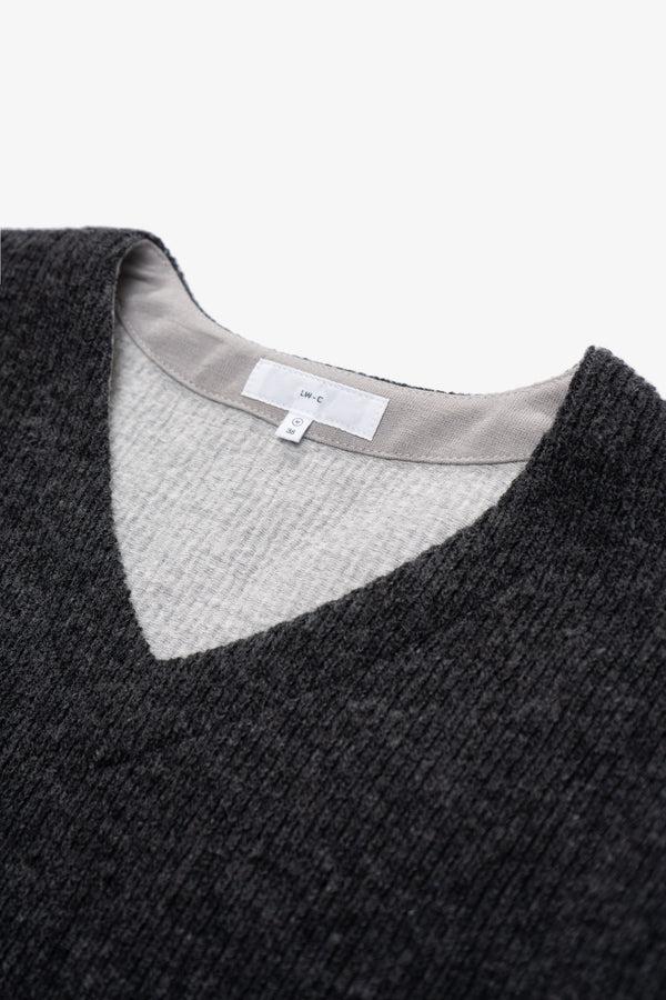 Lady White Co. V NECK SNAP SWEATER - CHARCOAL