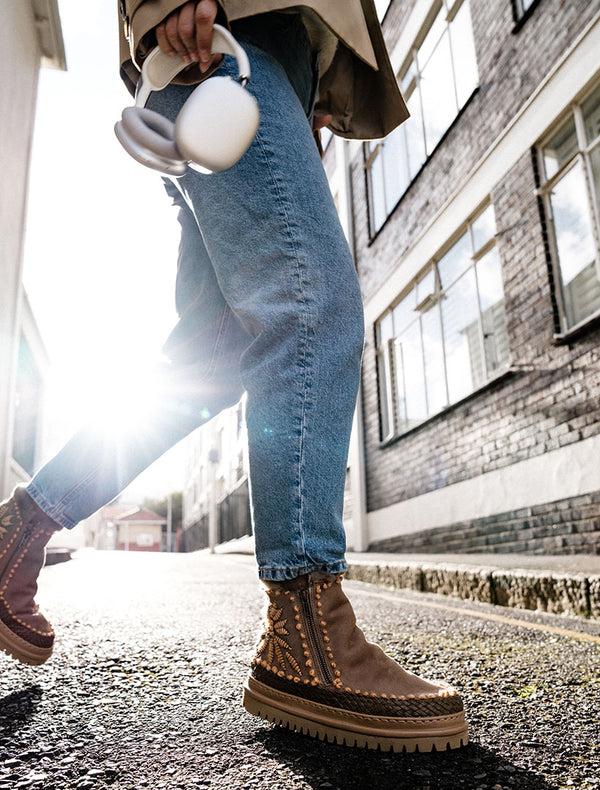 Laidbacklondon Setsu 4.0. Floral Ankle Boot Taupe Suede Peach