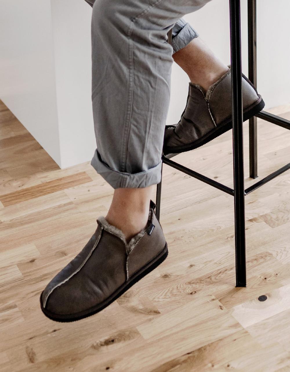 lambland Annie – Sheepskin Bootie Slippers in Asphalt