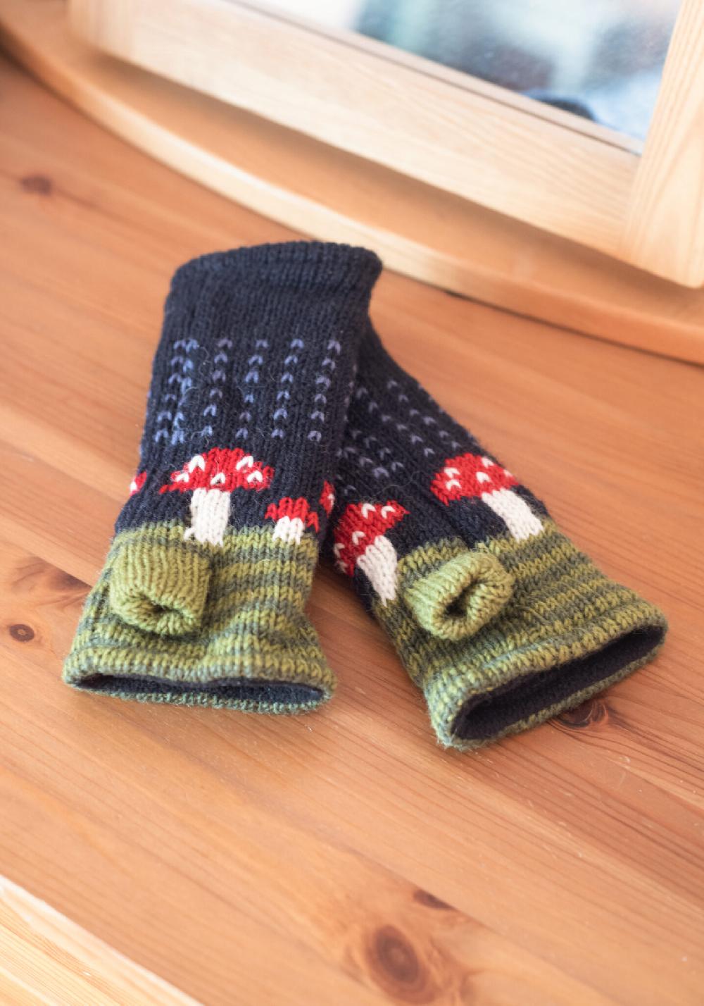 Lambland Chunky Knit Mushroom Fingerless Mittens – Midnight