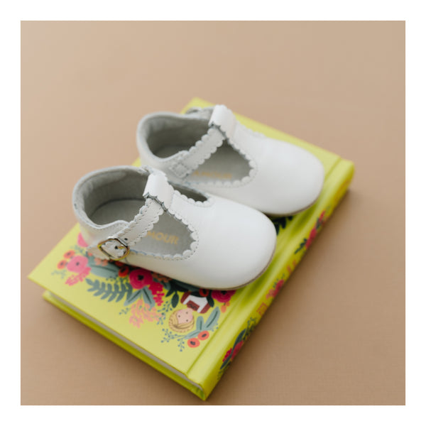 L'amour Elodie Girls Scalloped T-Strap Mary Jane Crib Shoe (Infant)
