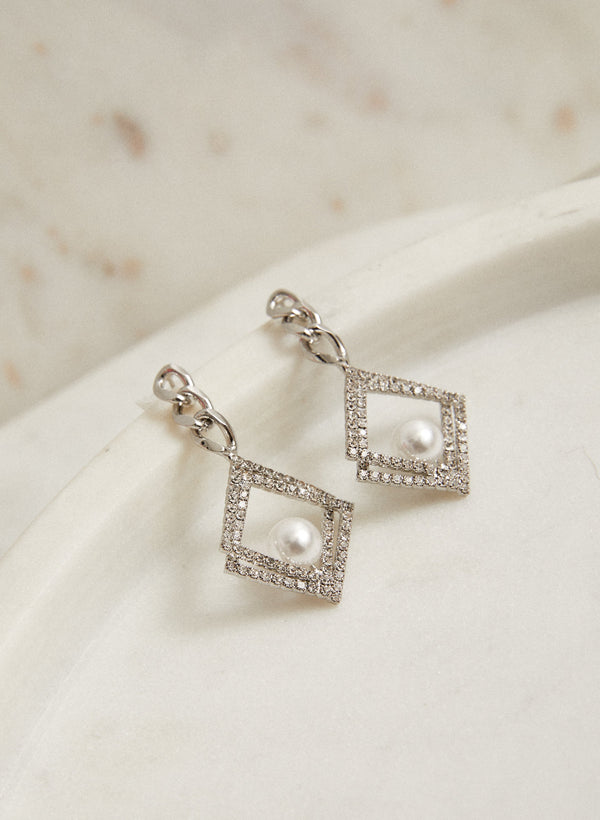 laura Pearl Centre Dangle Earrings