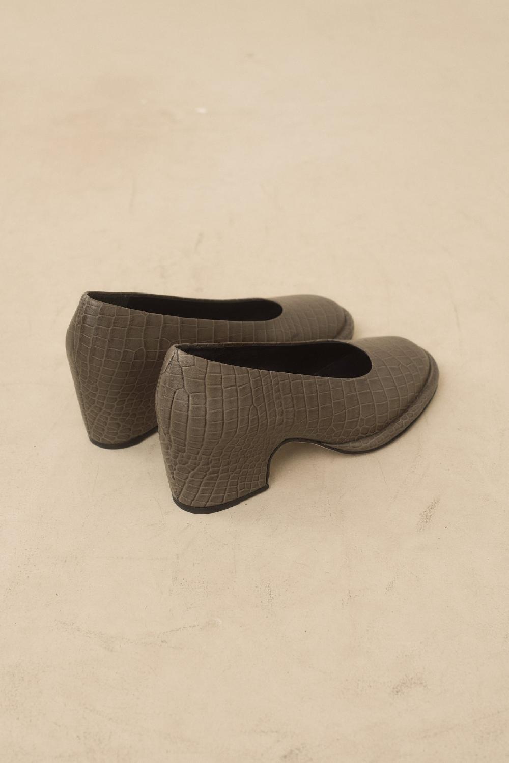 Lauren Manoogian EMBOSSED ARCH PUMP COAL