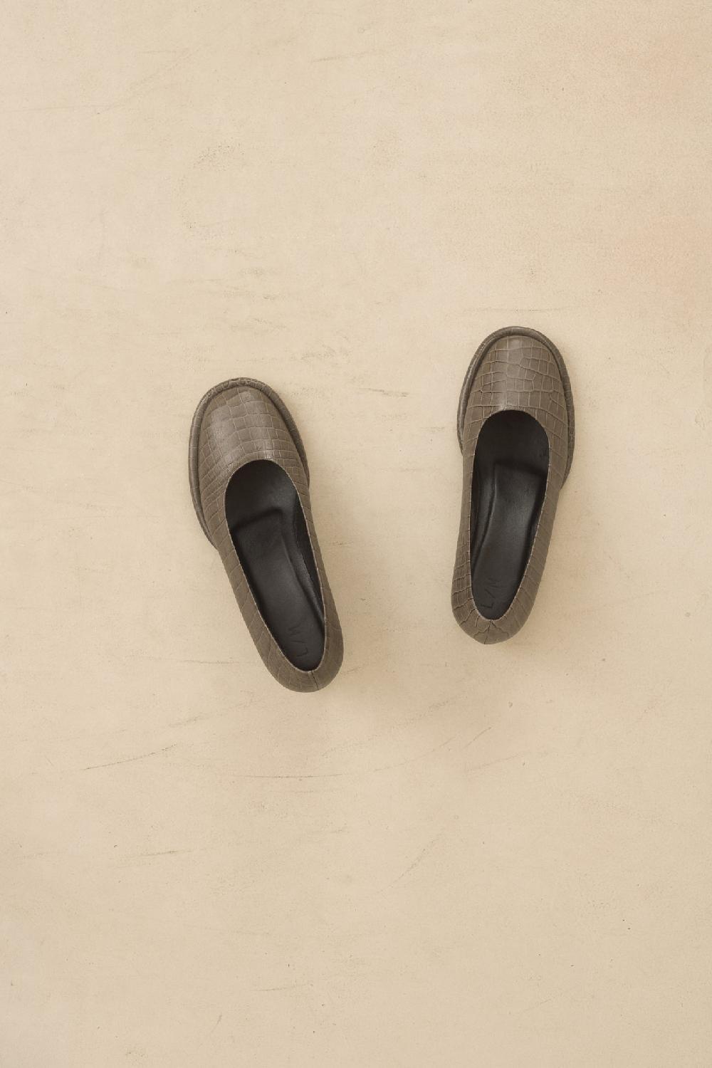 Lauren Manoogian EMBOSSED ARCH PUMP COAL