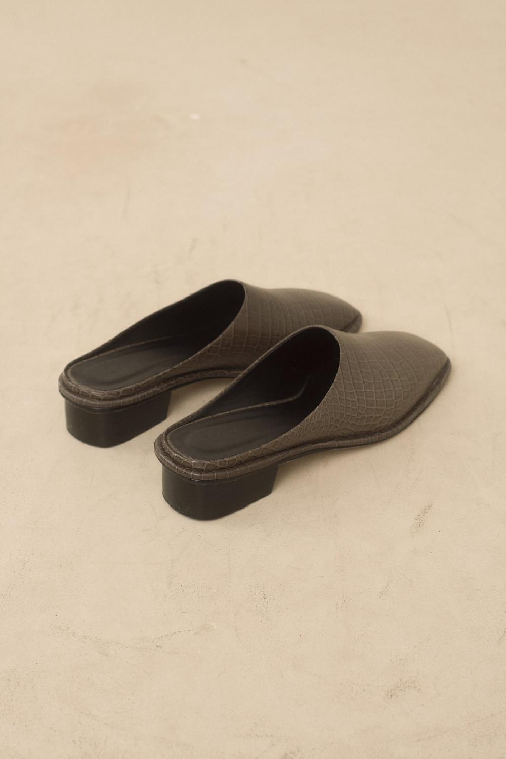 Lauren Manoogian EMBOSSED SQUARE MULE COAL