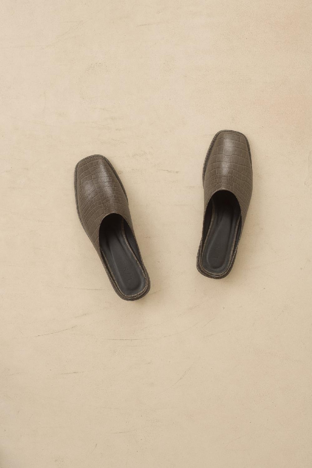 Lauren Manoogian EMBOSSED SQUARE MULE COAL