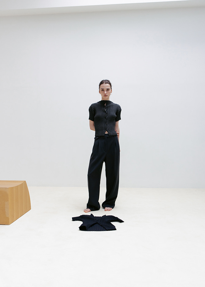 le 17 septembre CLASSIC TUCK PANTS by JAPANESE FABRIC [CHARCOAL NAVY]