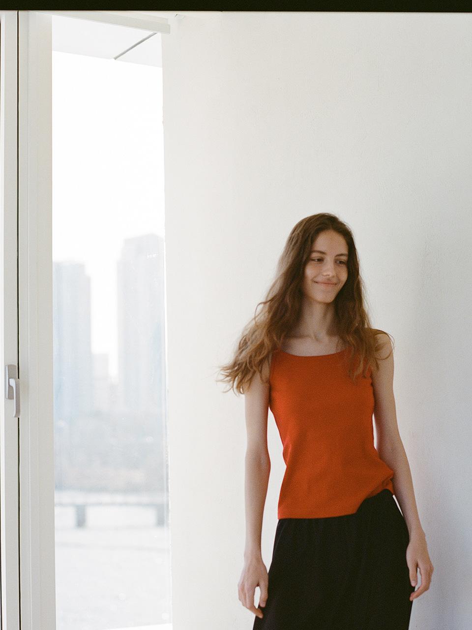 le 17 septembre COY SLEEVELESS TOP in COTTON [NAVY RED]