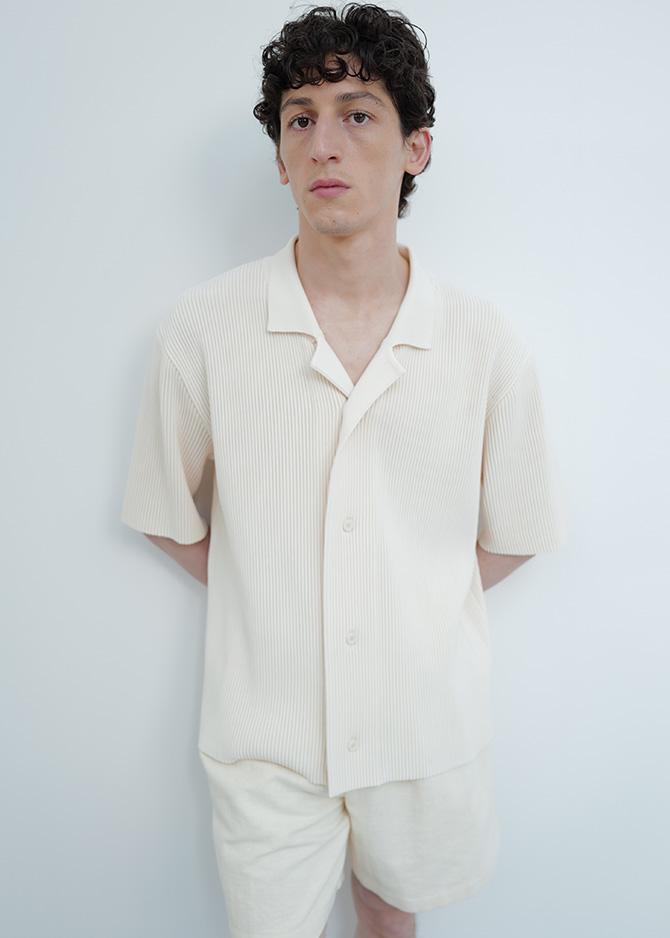 le 17 septembre GARMENT-PLEATED OPEN COLLAR SHIRT [IVORY]