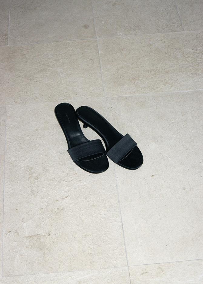 Le 17 Septembre BLACK SATIN SLIDE SANDAL [ROUND]