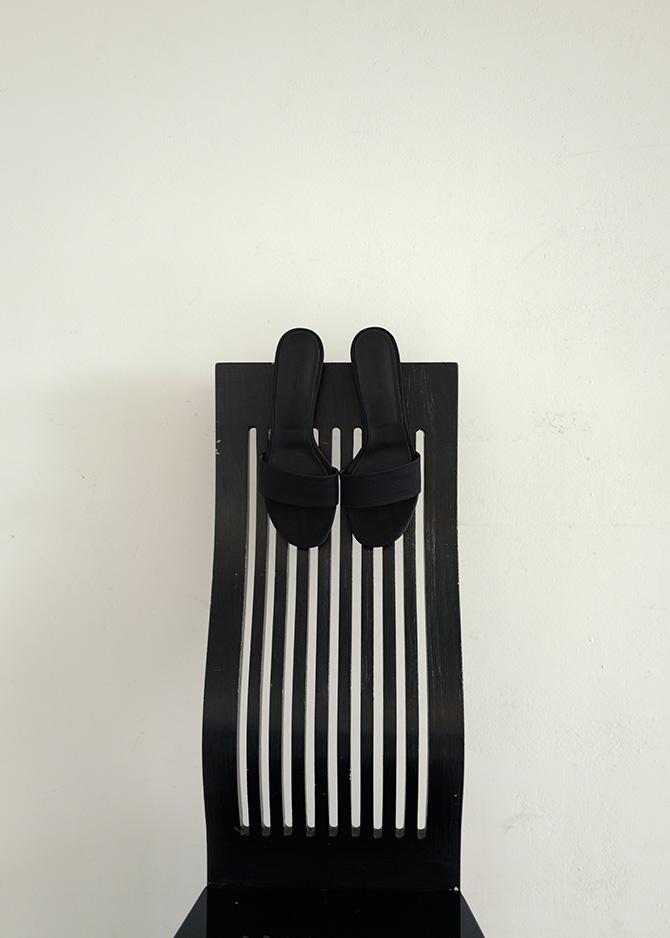 le 17 septembre BLACK SATIN SLIDE SANDAL [ROUND]