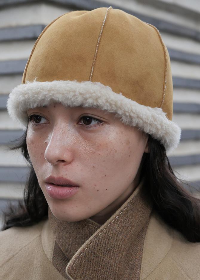 Le 17 Septembre REVERSIBLE SHEARLING HAT [CAMEL]