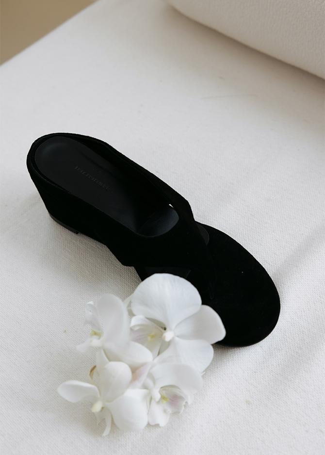 Le 17 Septembre SUEDE WEDGE MULES [BLACK]