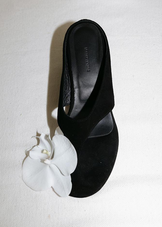 le 17 septembre SUEDE WEDGE MULES [BLACK]