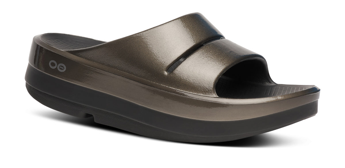 le bos Oofos Titanium Mirror Oomega Ooahh Women's Luxe Slides 1111-TITANIUM
