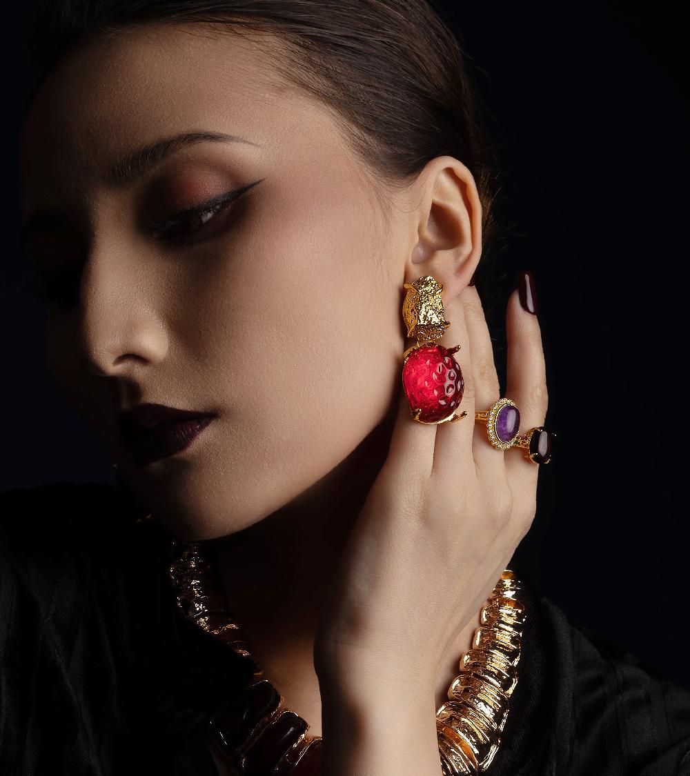 Les Basiles BAGUE CHEVALIERE AURA En Perle Violette Montée Sur Laiton Plaqué Or 18 Carats Et Serti De Cristaux Blancs