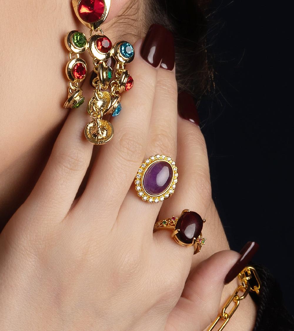 Les Basiles BAGUE CHEVALIERE AURA En Perle Violette Montée Sur Laiton Plaqué Or 18 Carats Et Serti De Cristaux Blancs