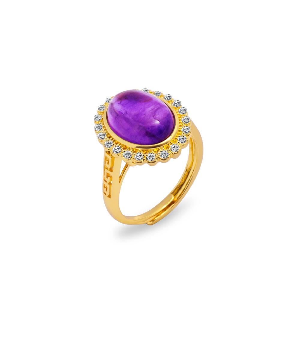 les basiles BAGUE CHEVALIERE AURA En perle violette montée sur laiton plaqué or 18 carats et serti de cristaux blancs