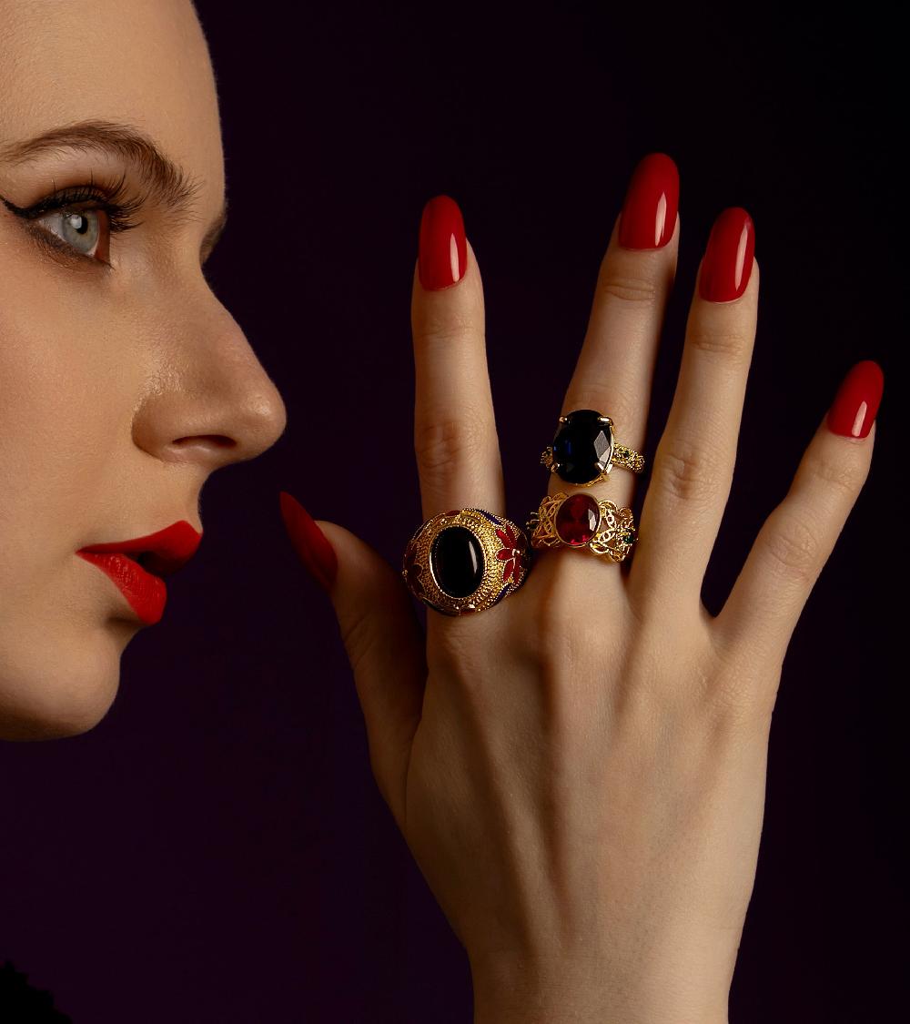 Les Basiles BAGUE CHEVALIERE EDWIGE En Cristal Rouge Monté Sur Laiton Perforé Plaqué Or 18 Carats Et Serti De Cristaux Multicolores