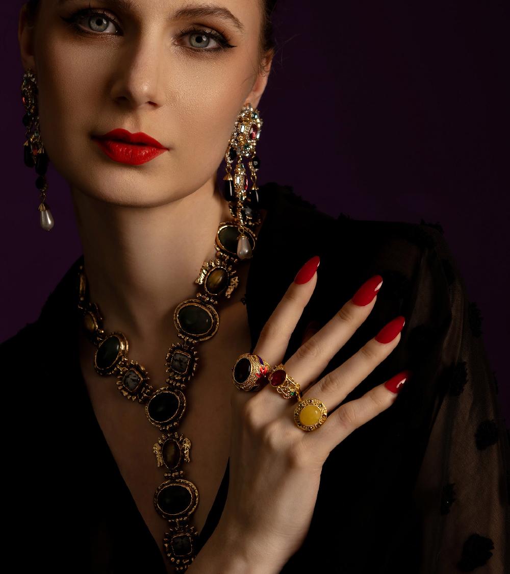 Les Basiles BAGUE CHEVALIERE EDWIGE En Cristal Rouge Monté Sur Laiton Perforé Plaqué Or 18 Carats Et Serti De Cristaux Multicolores