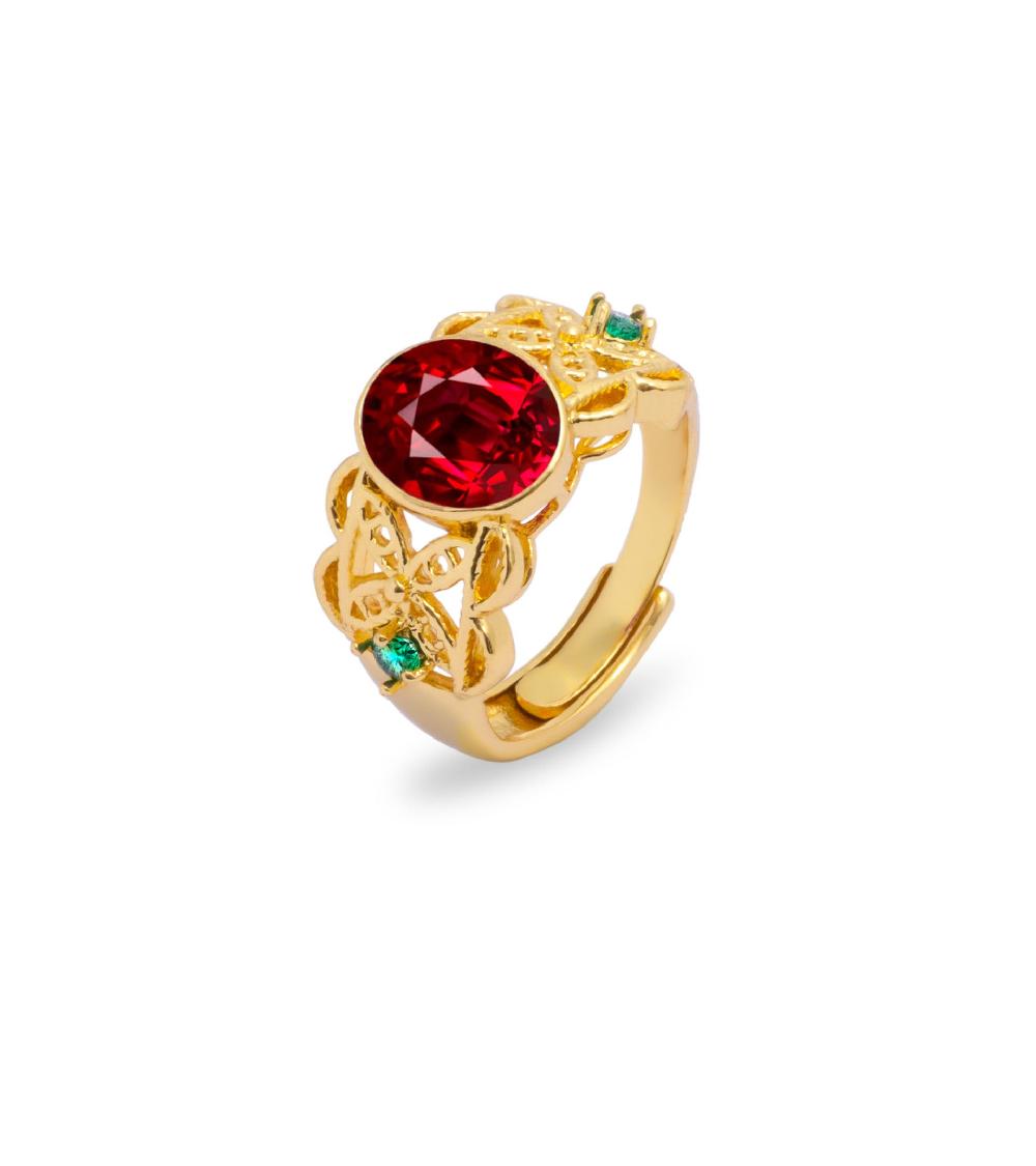 les basiles BAGUE CHEVALIERE EDWIGE En cristal rouge monté sur laiton perforé plaqué or 18 carats et serti de cristaux multicolores
