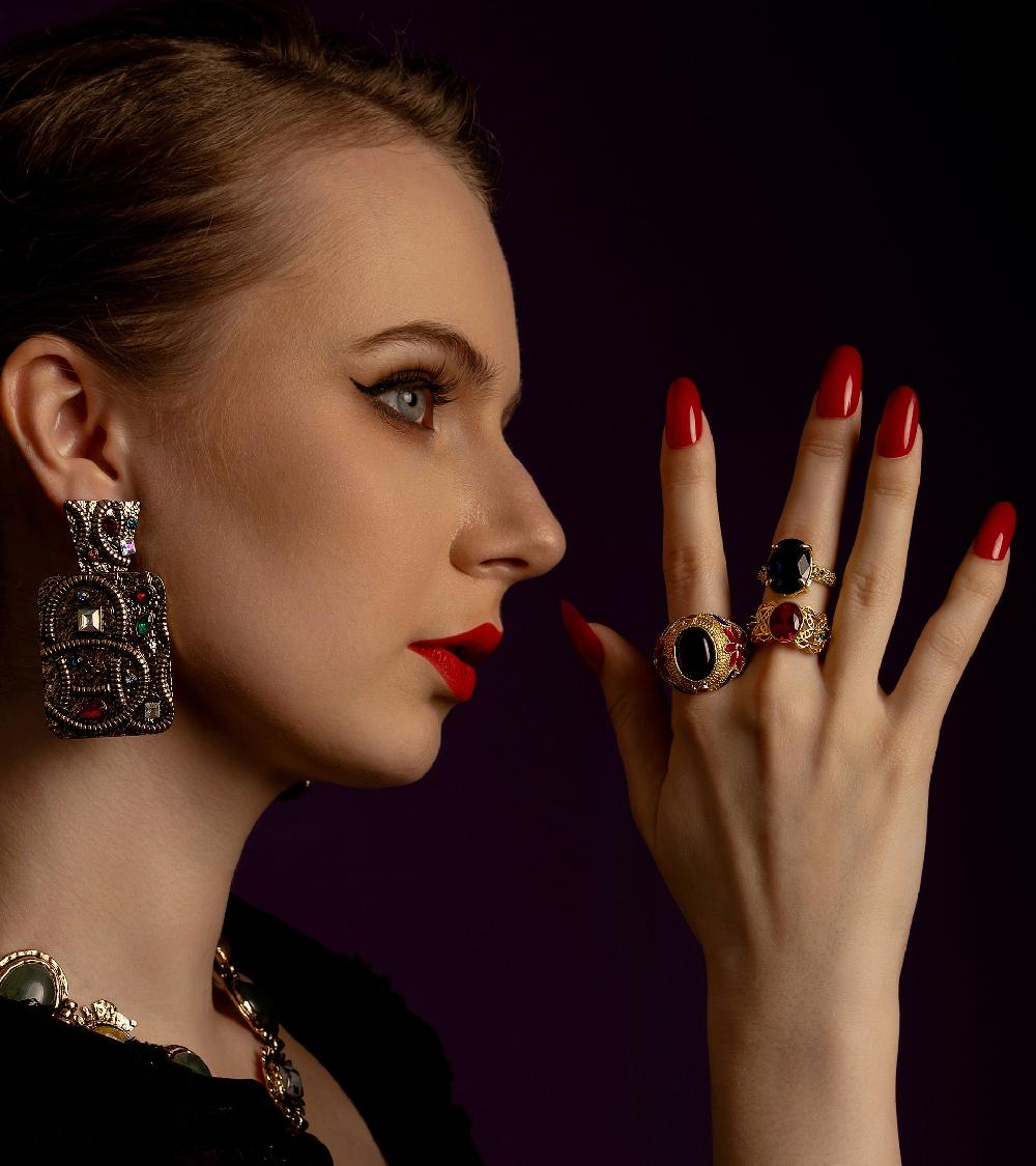 Les Basiles BAGUE CHEVALIERE GEMENEE En Perle Rouge Montée Sur Laiton Plaqué Or 18 Carats émaillé De Motifs Floraux