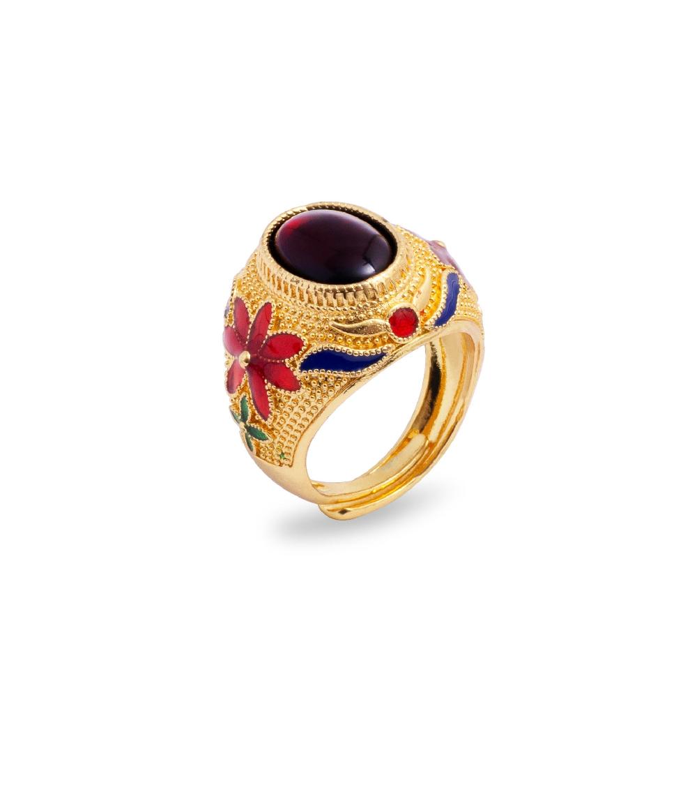 les basiles BAGUE CHEVALIERE GEMENEE En perle rouge montée sur laiton plaqué or 18 carats émaillé de motifs floraux