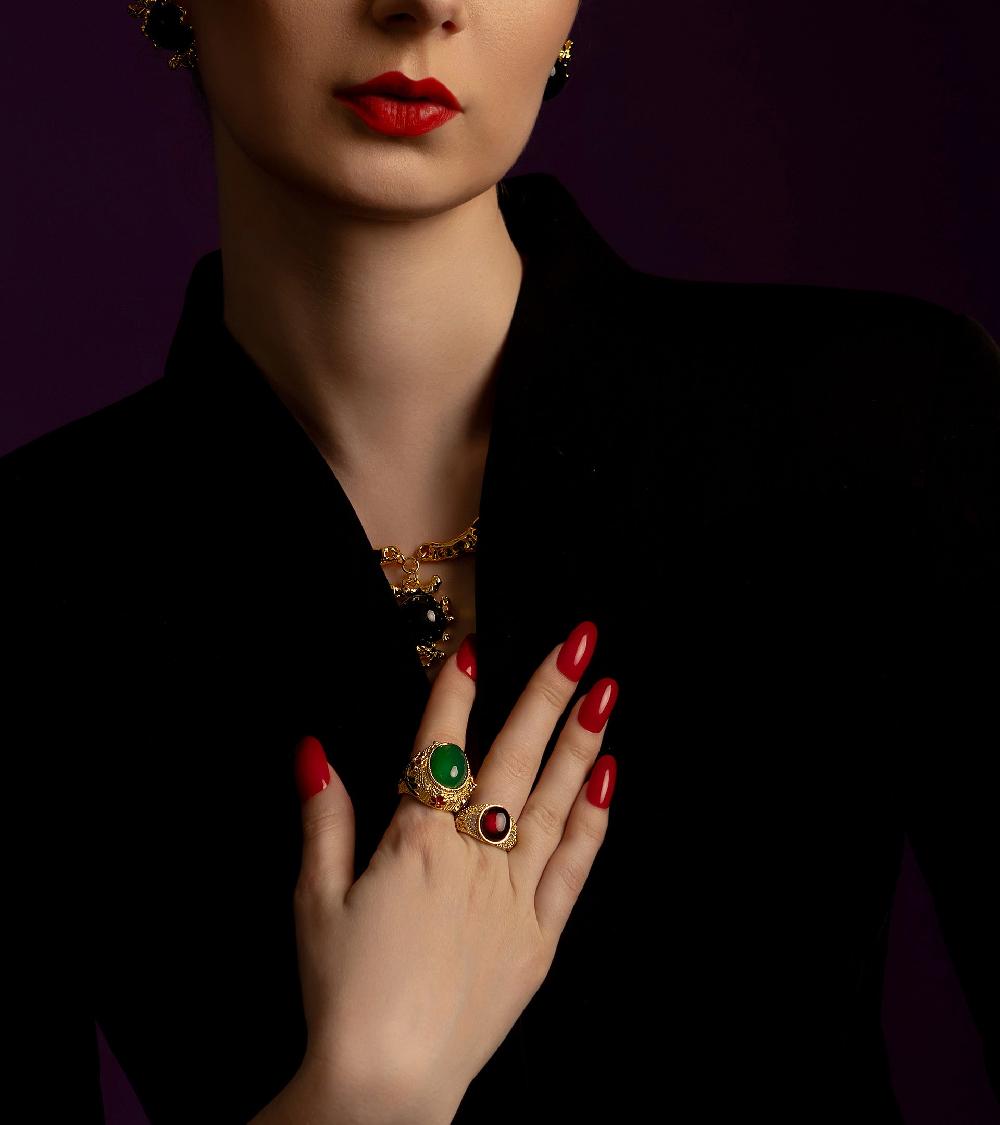 Les Basiles BAGUE CHEVALIERE OPALE En Perle Verte Montée Sur Laiton Plaqué Or 18 Carats émaillé De Motifs Floraux