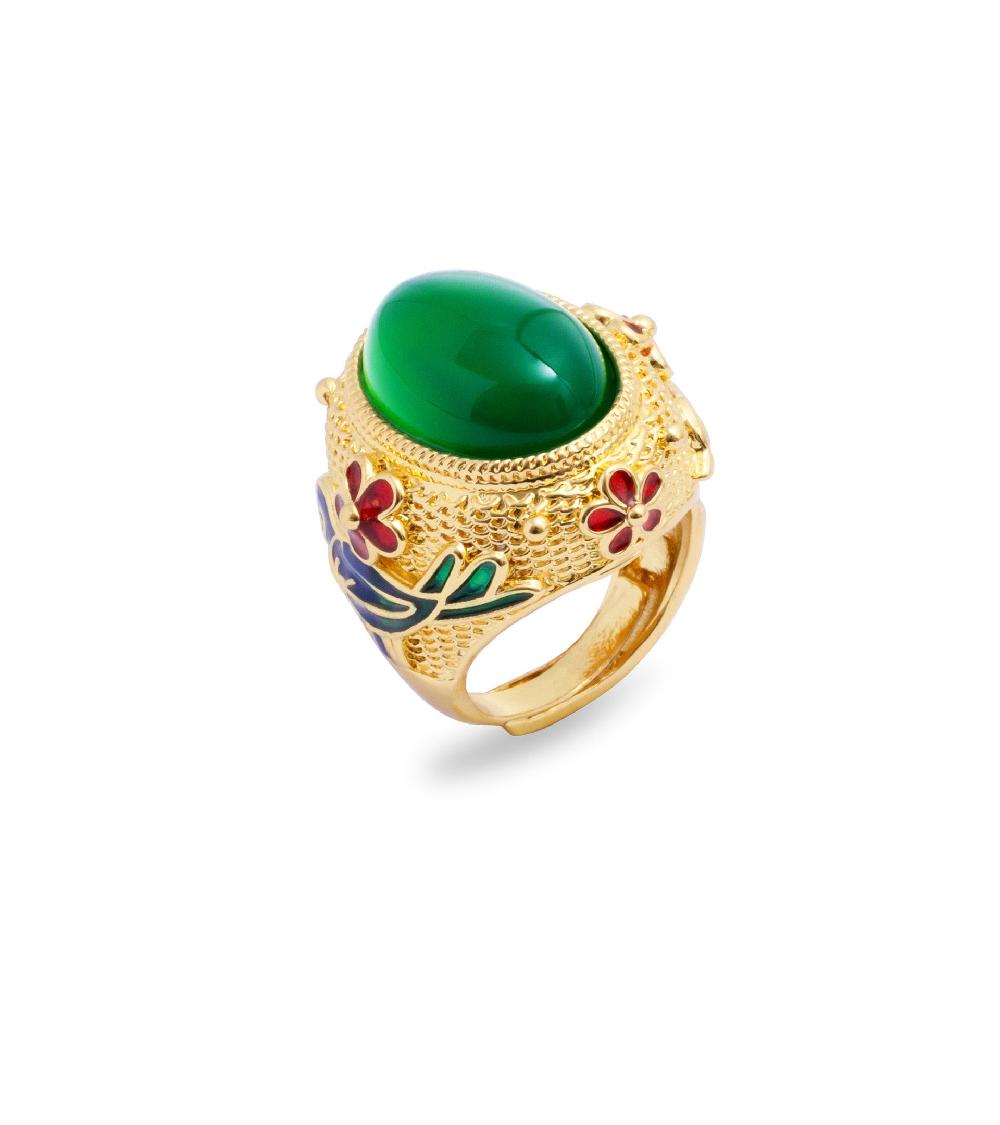 les basiles BAGUE CHEVALIERE OPALE En perle verte montée sur laiton plaqué or 18 carats émaillé de motifs floraux