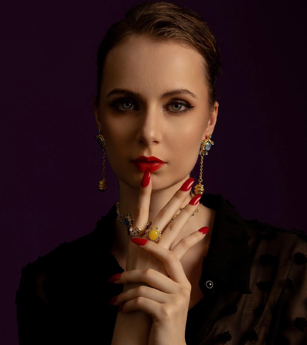 Les Basiles BAGUE CHEVALIERE POLIGNAC En Pierre Jaune Montée Sur Laiton Plaqué Or 18 Carats Et Serti De Cristaux Multicolores