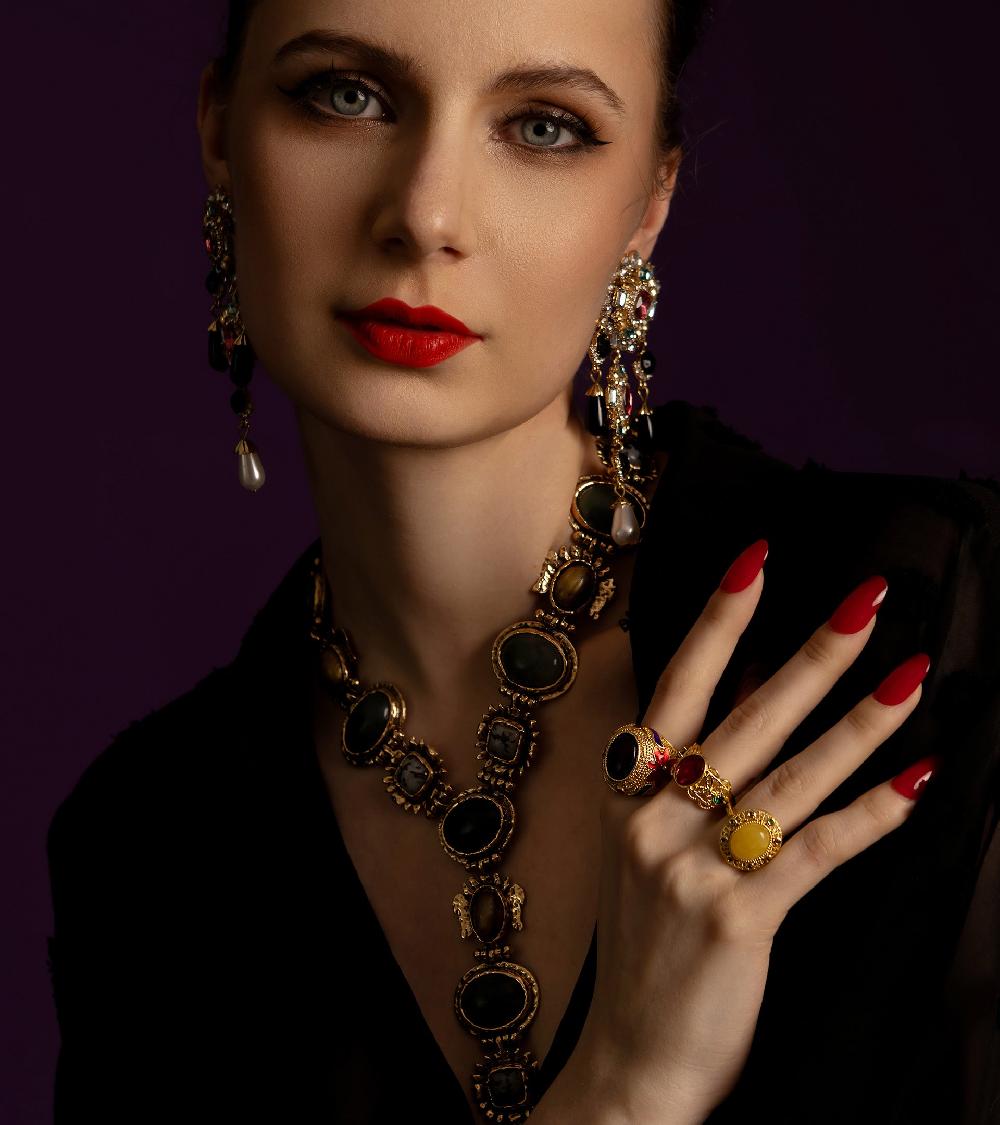 Les Basiles BAGUE CHEVALIERE POLIGNAC En Pierre Jaune Montée Sur Laiton Plaqué Or 18 Carats Et Serti De Cristaux Multicolores