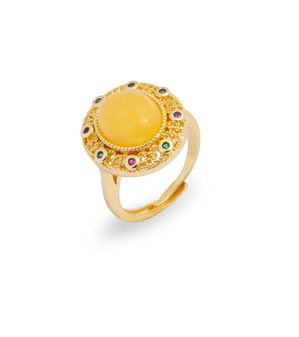 les basiles BAGUE CHEVALIERE POLIGNAC En pierre jaune montée sur laiton plaqué or 18 carats et serti de cristaux multicolores