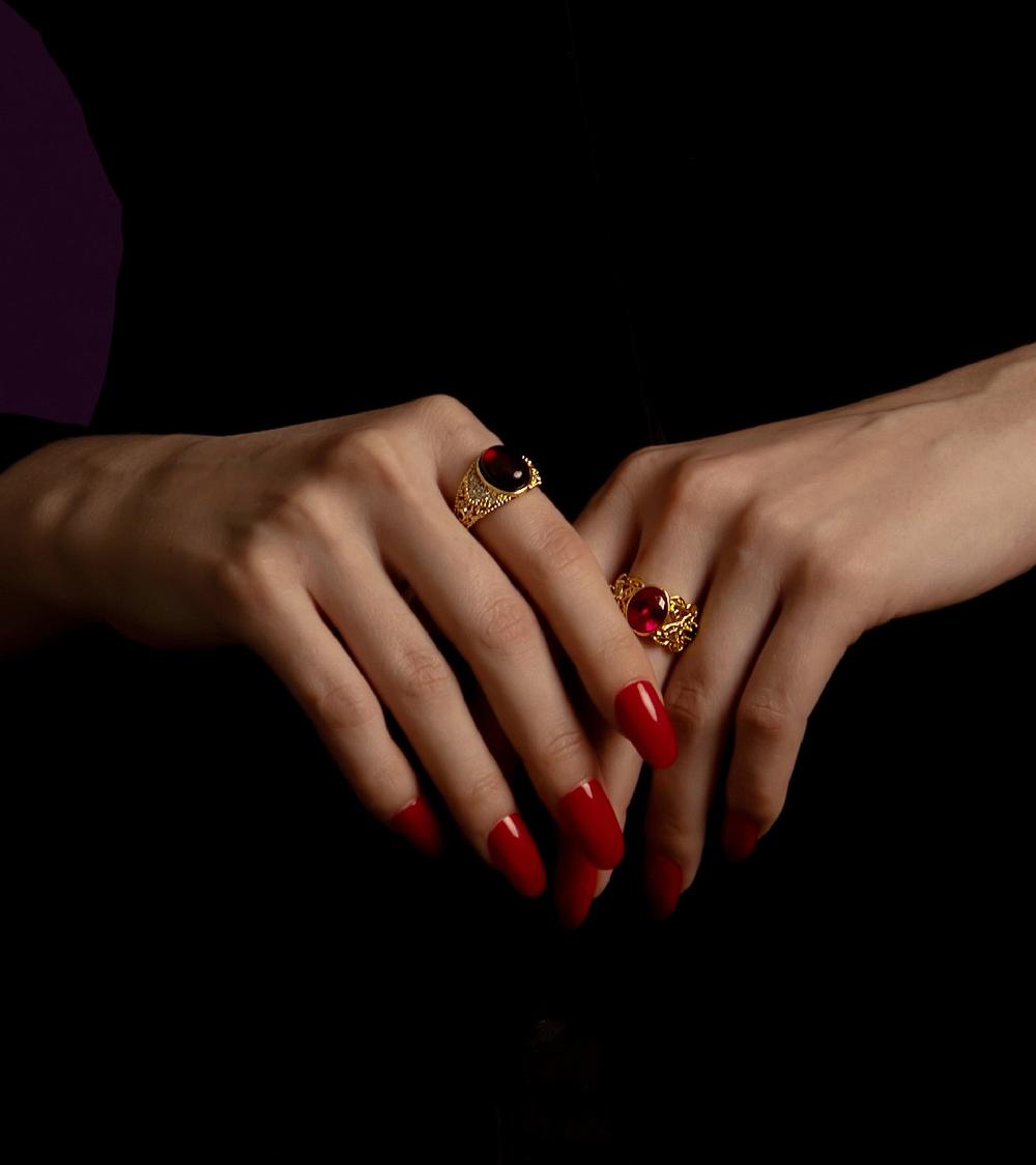 Les Basiles BAGUE CHEVALIERE RENEE En Cristal Rouge Monté Sur Laiton Ciselé Plaqué Or 18 Carats Et Serti De Cristaux Blancs