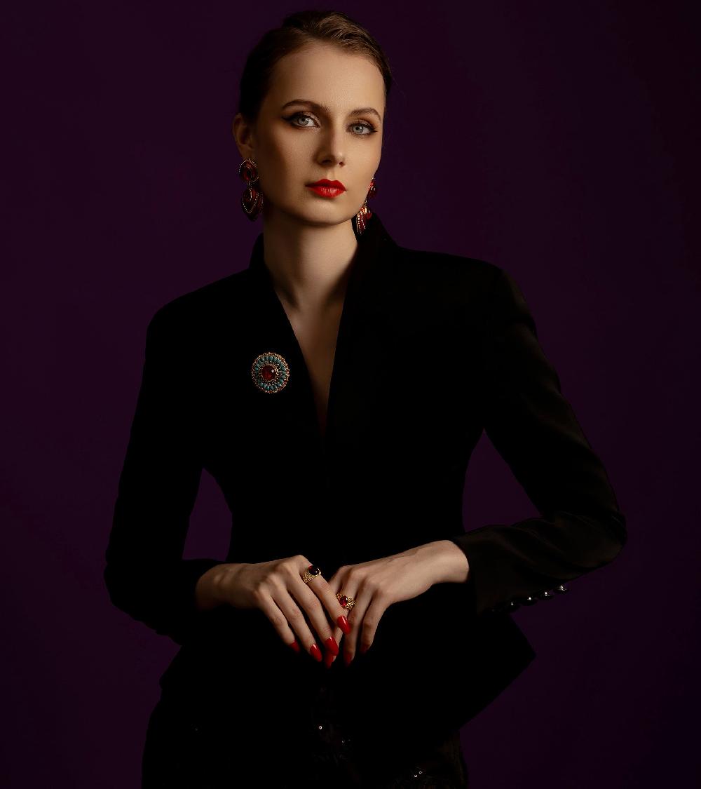 Les Basiles BAGUE CHEVALIERE RENEE En Cristal Rouge Monté Sur Laiton Ciselé Plaqué Or 18 Carats Et Serti De Cristaux Blancs