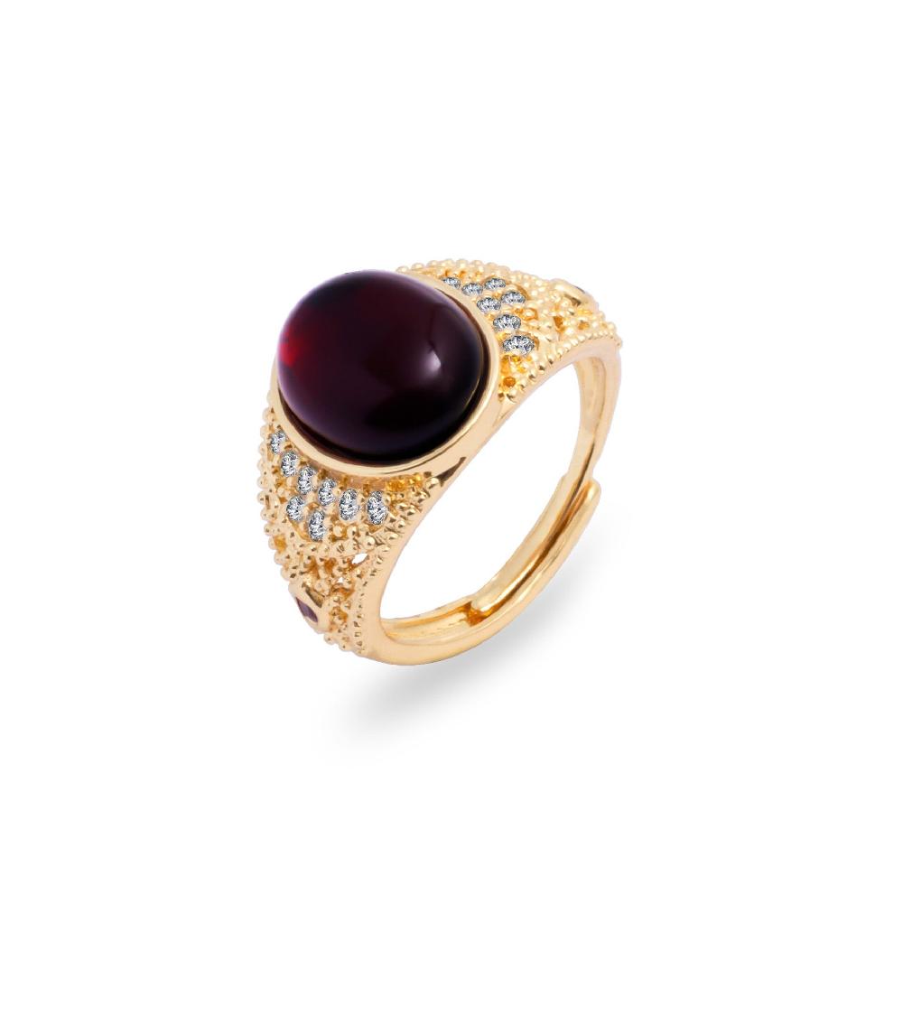 les basiles BAGUE CHEVALIERE RENEE En cristal rouge monté sur laiton ciselé plaqué or 18 carats et serti de cristaux blancs