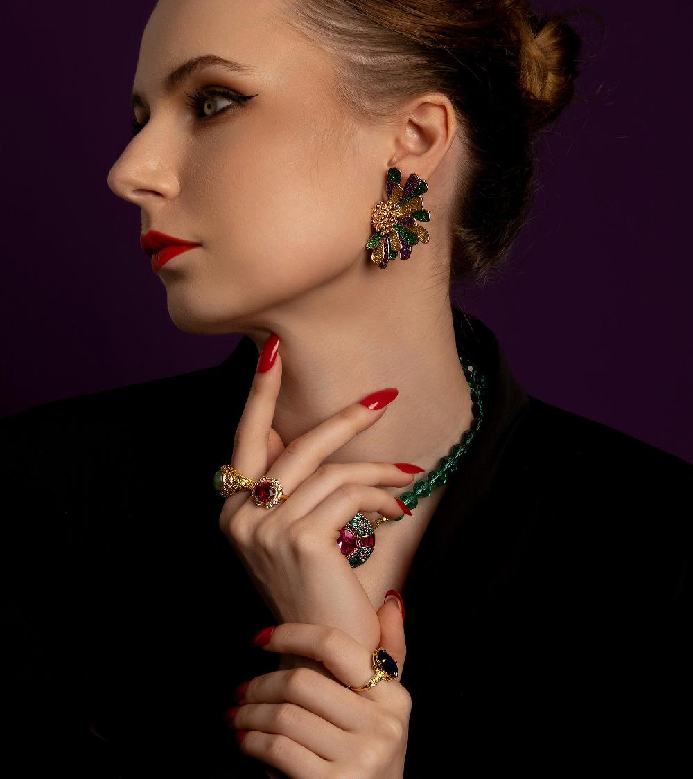 Les Basiles BAGUE SOLITAIRE ALBA En Cristal Rouge Monté Sur Laiton Plaqué Or 18 Carats Et Serti De Cristaux Pavés Translucides