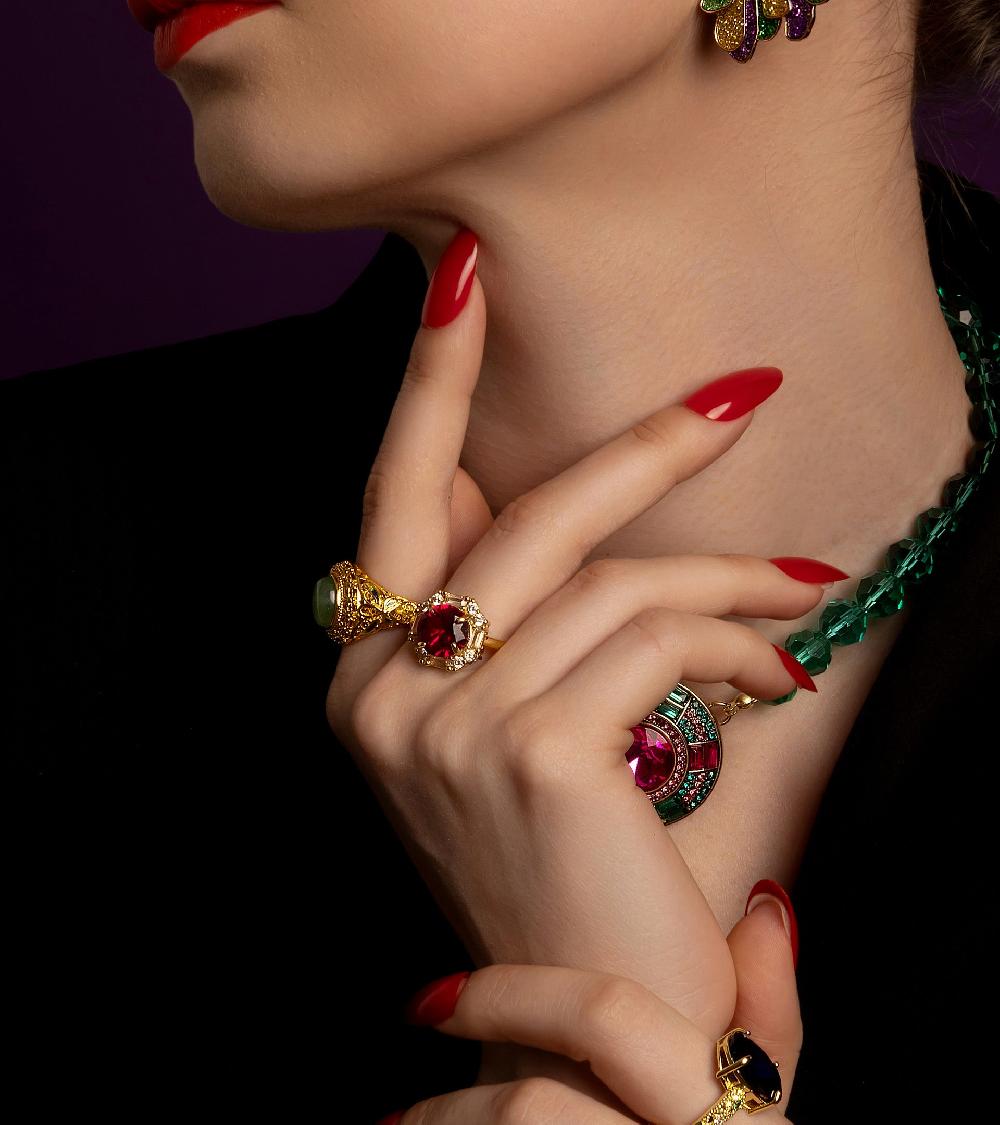 Les Basiles BAGUE SOLITAIRE ALBA En Cristal Rouge Monté Sur Laiton Plaqué Or 18 Carats Et Serti De Cristaux Pavés Translucides