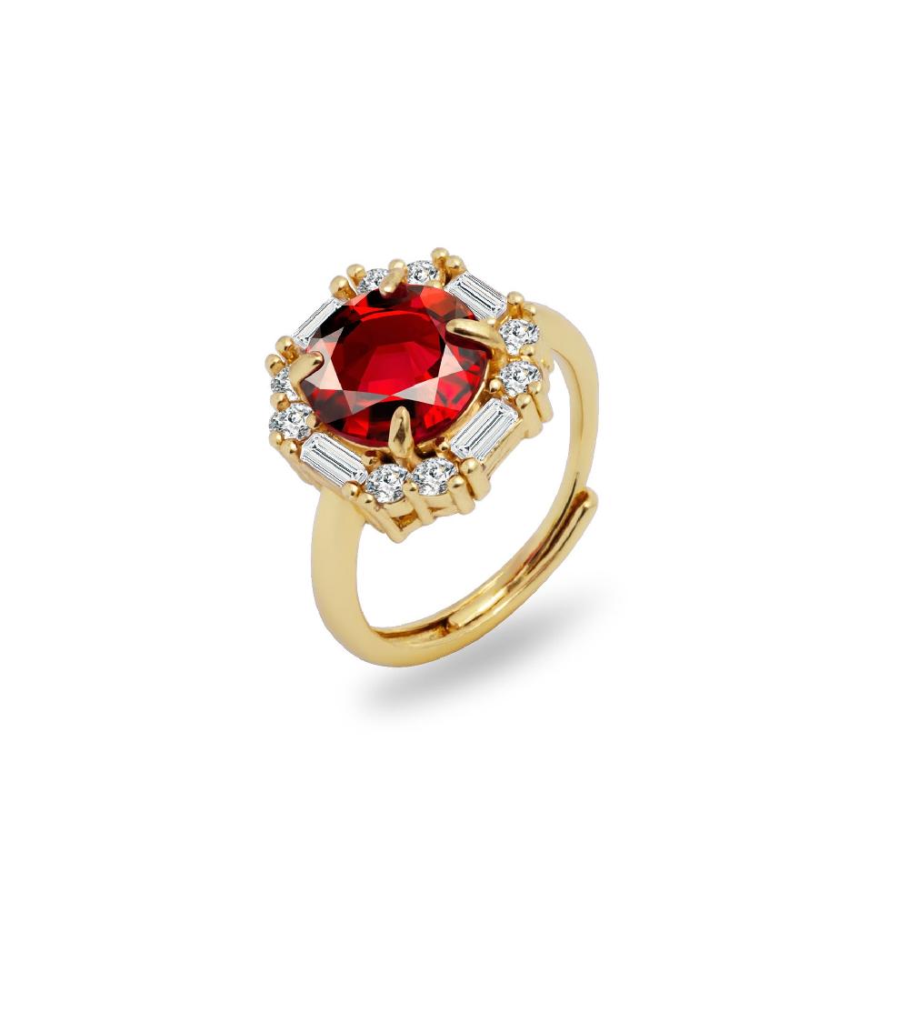 les basiles BAGUE SOLITAIRE ALBA En cristal rouge monté sur laiton plaqué or 18 carats et serti de cristaux pavés translucides