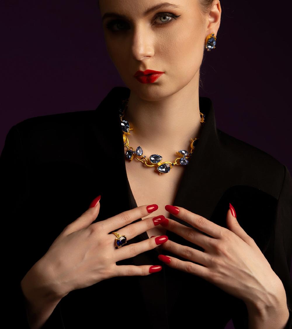 Les Basiles BAGUE SOLITAIRE BERYLE En Cristal Bleu Royal Monté Sur Laiton Plaqué Or 18 Carats Et Serti De Cristaux Multicolores