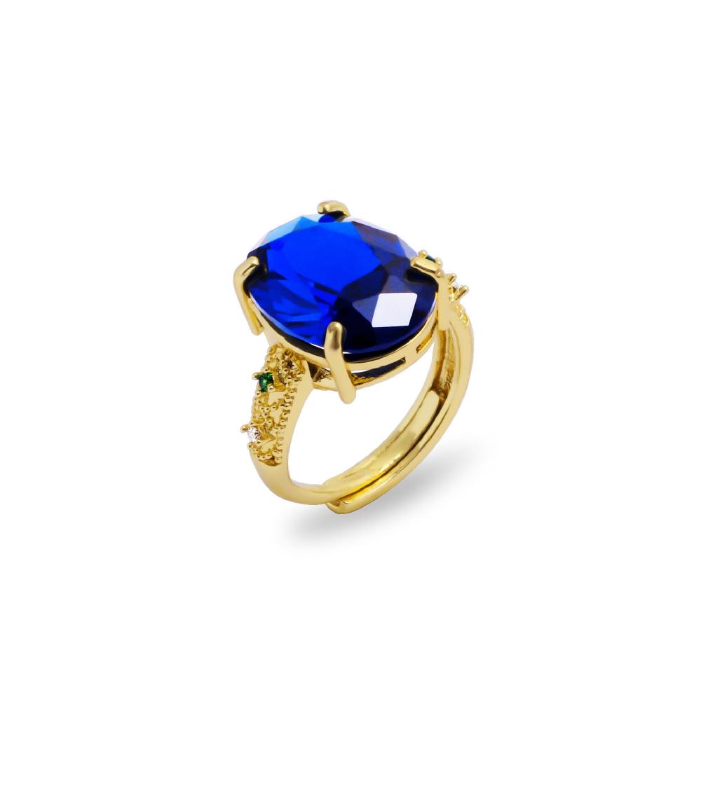 les basiles BAGUE SOLITAIRE BERYLE En cristal bleu royal monté sur laiton plaqué or 18 carats et serti de cristaux multicolores