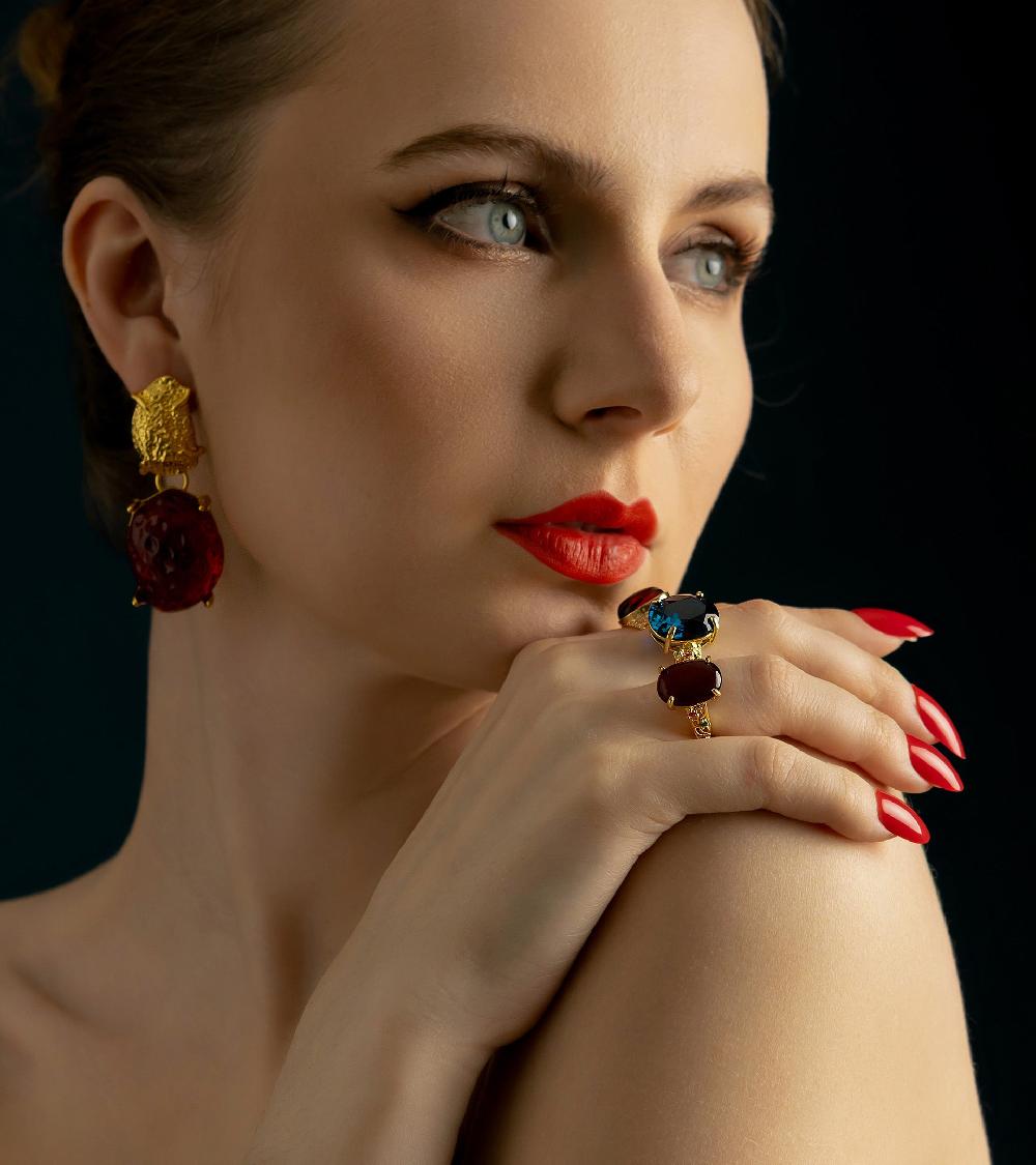 Les Basiles BAGUE SOLITAIRE MOLKA En Cristal Rouge Monté Sur Laiton Plaqué Or 18 Carats Et Sertie De Cristaux Multicolores