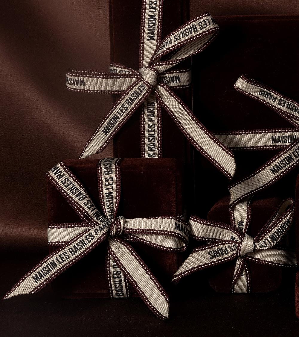 Les Basiles BAGUE SOLITAIRE MOLKA En Cristal Rouge Monté Sur Laiton Plaqué Or 18 Carats Et Sertie De Cristaux Multicolores