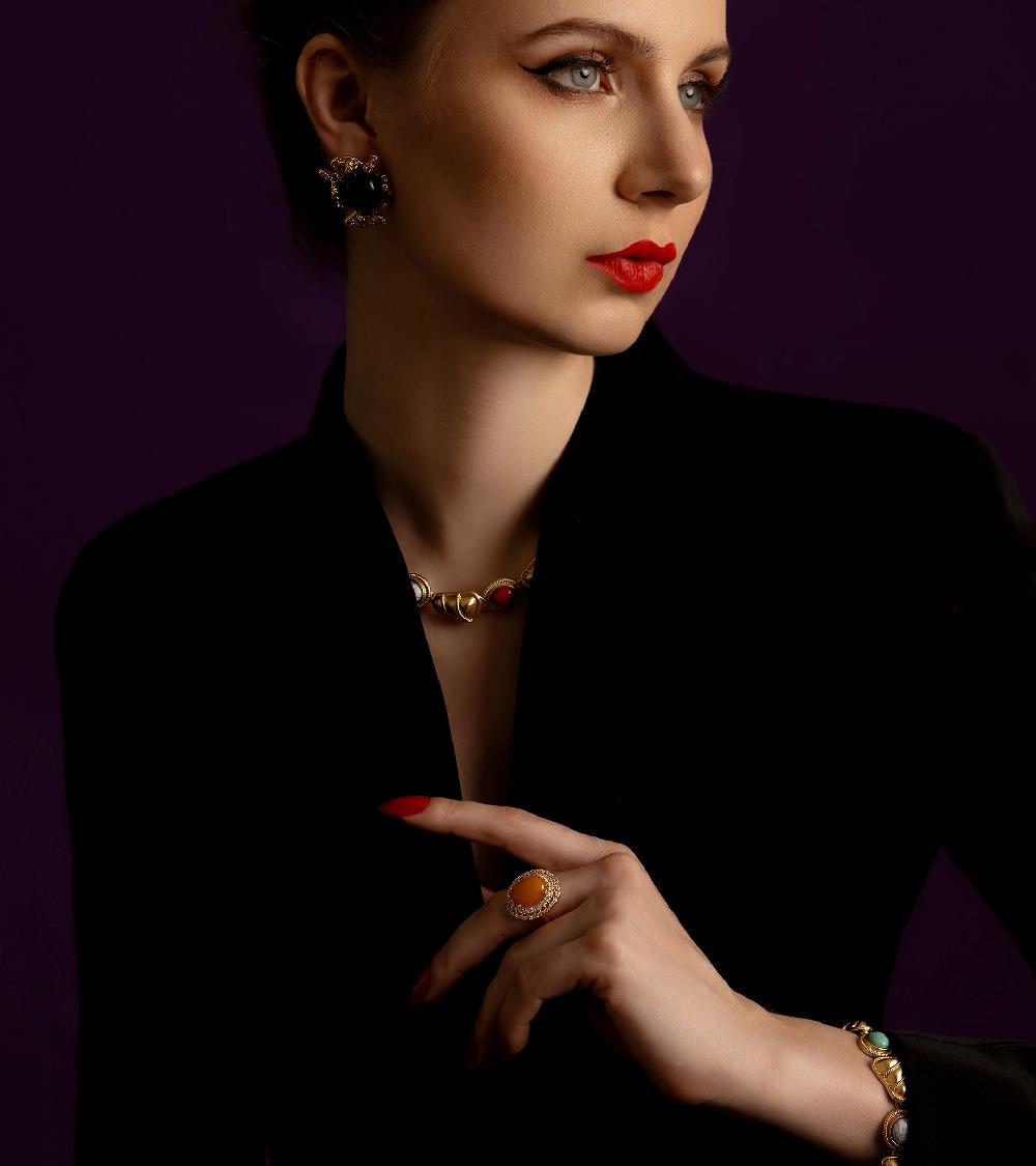 Les Basiles BAGUE SOLITAIRE TANIA En Perle Orange Montée Sur Laiton Plaqué Or 18 Carats Serti De Cristaux Blancs