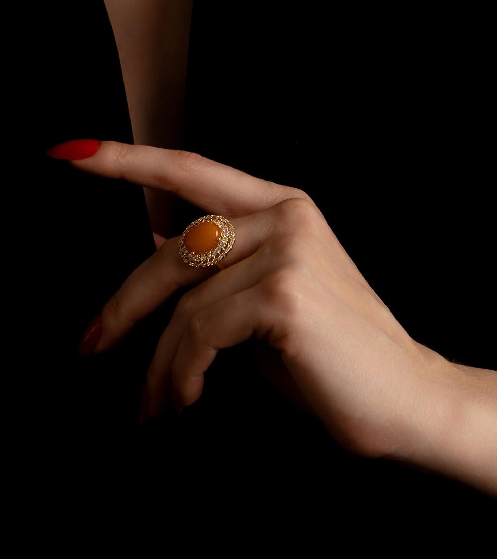 Les Basiles BAGUE SOLITAIRE TANIA En Perle Orange Montée Sur Laiton Plaqué Or 18 Carats Serti De Cristaux Blancs