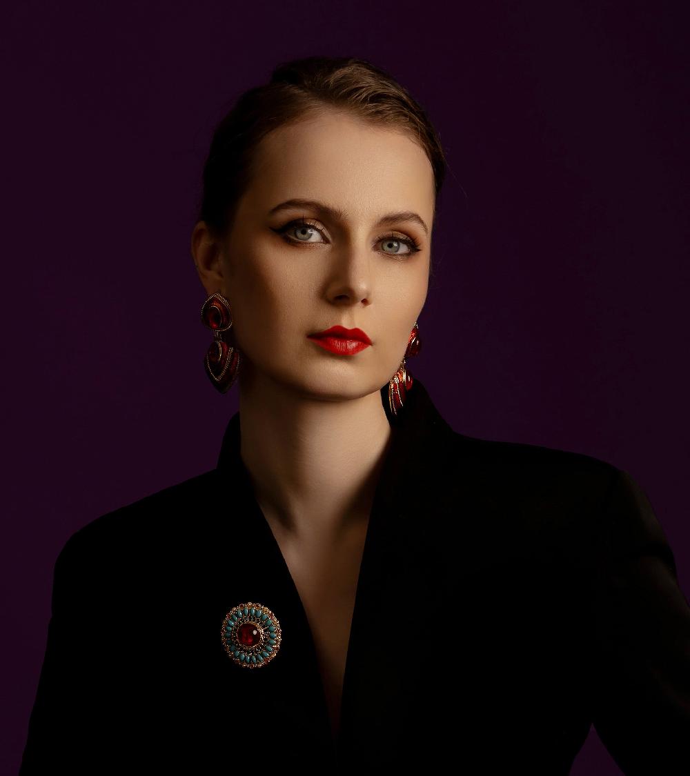 Les Basiles BOUCLES D'OREILLES BULMA En Cristaux Rouges Montés Sur Laiton Plaqué Or 18 Carats Et Rehaussé De Nacre Rouge