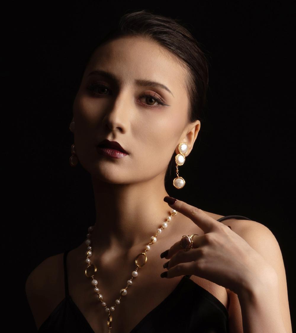 Les Basiles BOUCLES D'OREILLES CHARLENE En Perles Baroques Montées Sur Fil De Vermeil