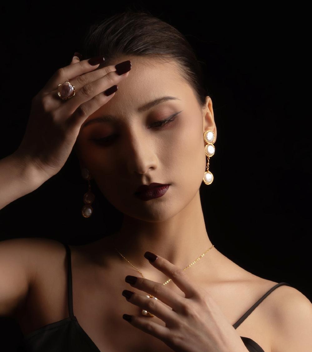 Les Basiles BOUCLES D'OREILLES CHARLENE En Perles Baroques Montées Sur Fil De Vermeil